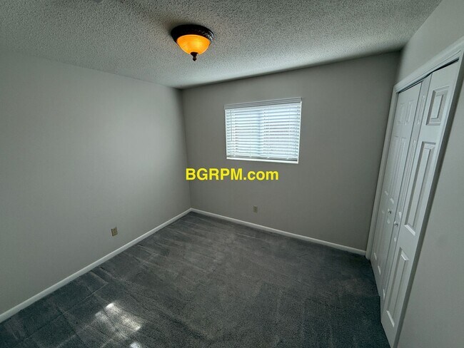 Building Photo - 3 Bed 2 Bath