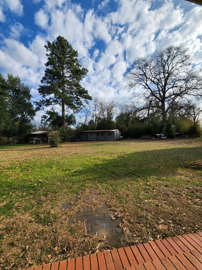 Building Photo - 1827 S Fredonia St