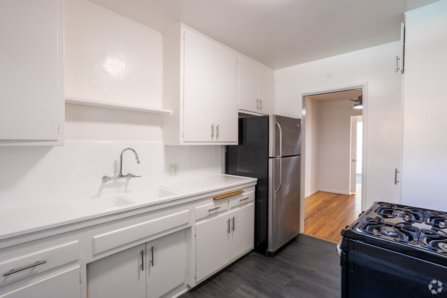 1BR, 1BA - 691SF Kitchen - Hollyview Apartments