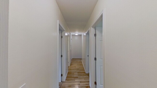 Building Photo - Spacious 4 Bedroom/2 Bathroom home plus Of...