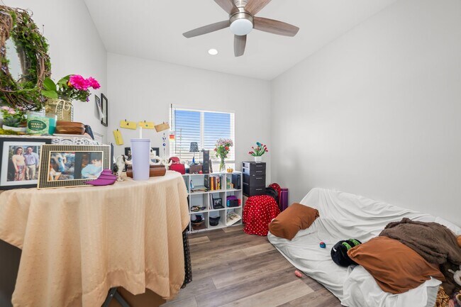 Building Photo - Spacious turfed yard!