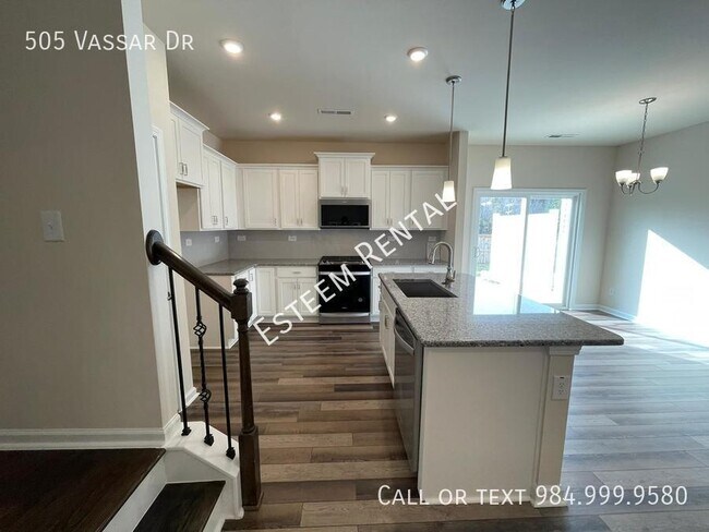 Building Photo - 505 Vassar Dr