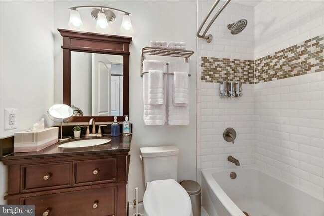 Building Photo - 919 Eastern Ave