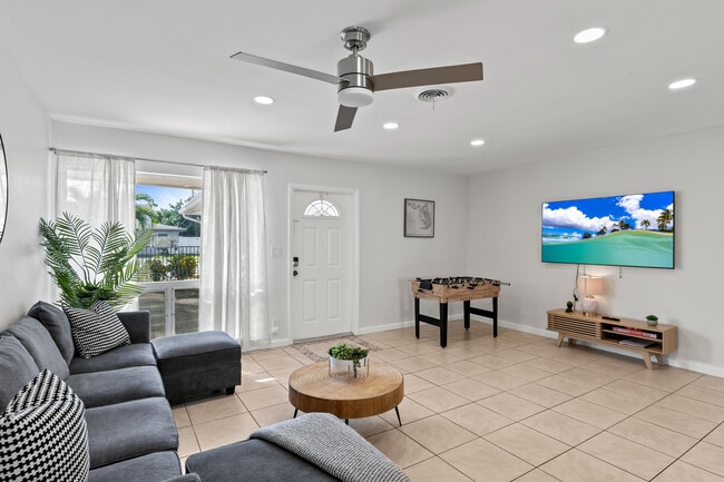 Building Photo - 1761 NE 55th St