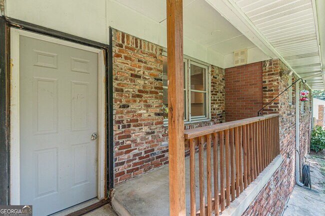 Building Photo - 427 Peyton Rd SW