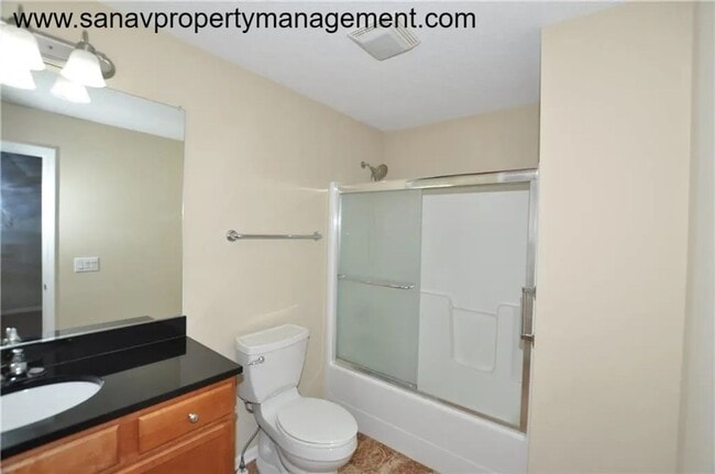 Building Photo - Stunning 2 Bed, 2.5 Bath Townhome with Lux...