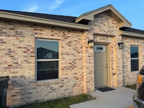 Building Photo - 2330 Summit Rd