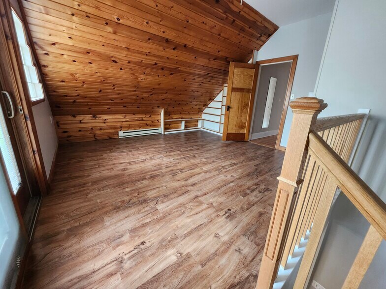 Building Photo - 2564 N Bartlett Ave