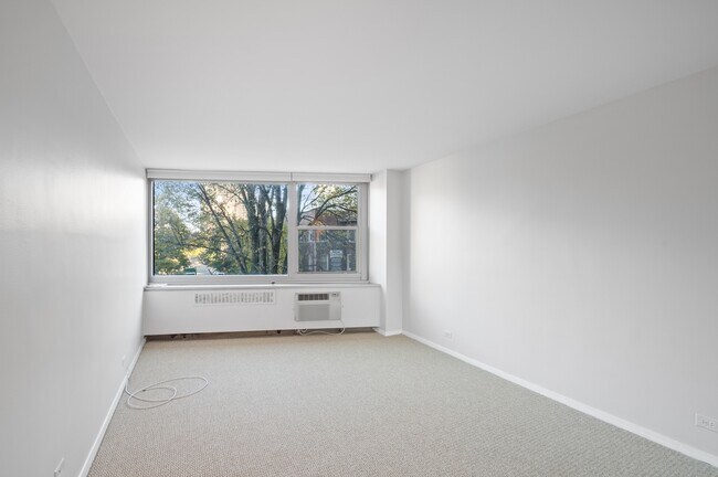 Building Photo - 555 W Cornelia Ave