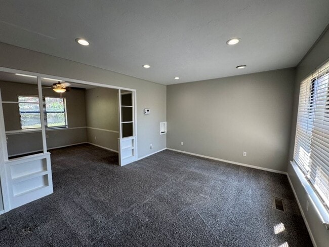 Building Photo - Spacious and fresh paint, 2 bed 1 bath wit...