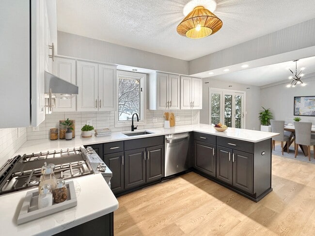 Building Photo - 645 Windemere Curve