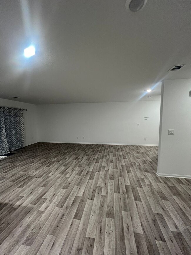 Building Photo - Move in today! 3 bed 2.5 bath 2 story beauty!
