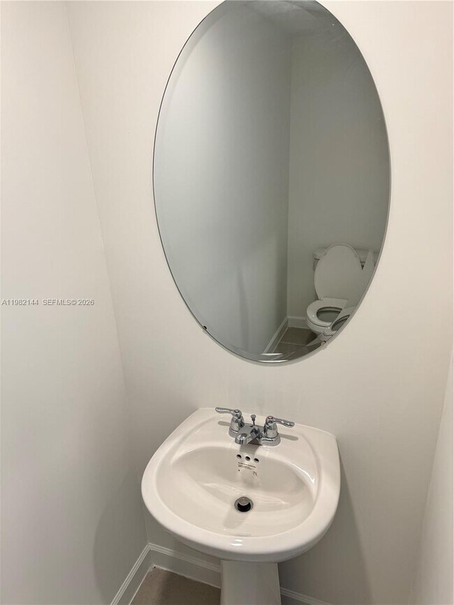 Building Photo - 656 SE 14th Ct