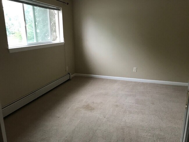 Building Photo - 4 Bedroom Duplex