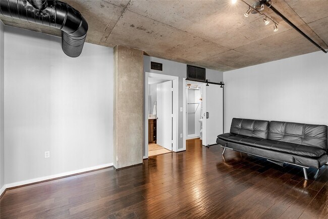 Building Photo - 2000 Bagby St