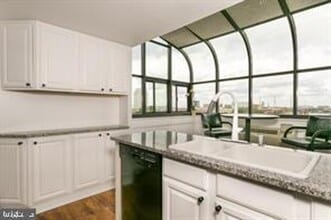 Building Photo - Bi-Level Penthouse with 3 Balconies & Delaware River Views | 3 Bed, 3 Bath | Society Hill