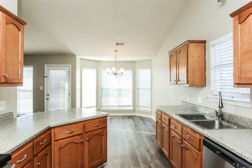 Building Photo - 6325 Sandbourne E