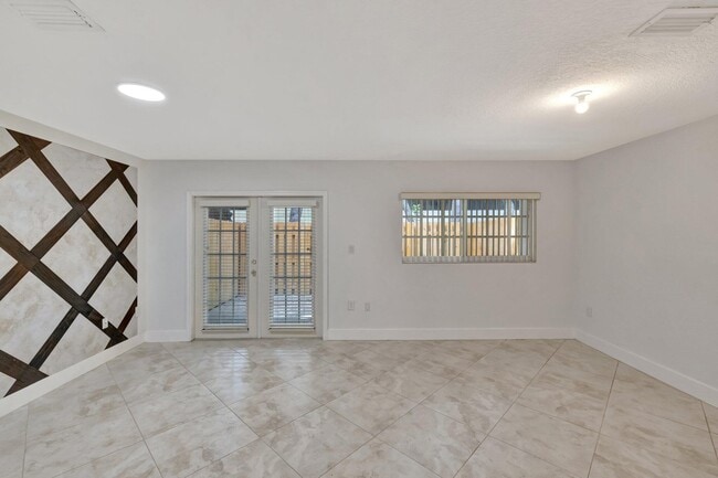 Building Photo - 3055 Riverside Dr