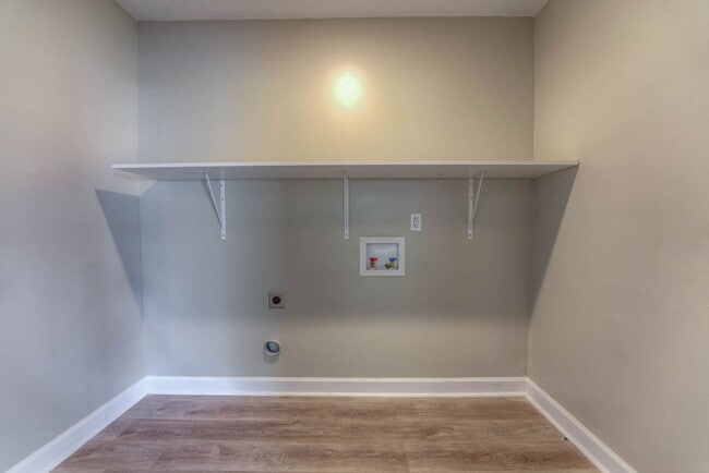 Building Photo - Move-in Special! 1/2 off first month's rent!