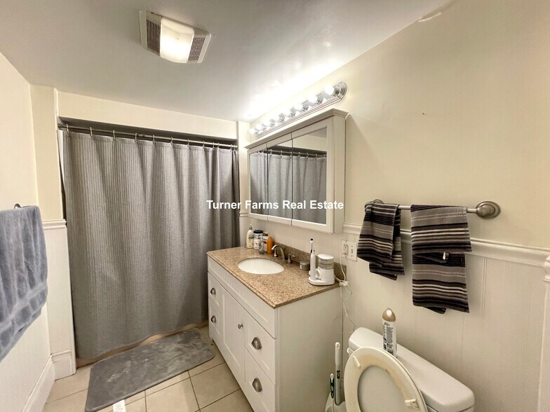 Building Photo - 10 Evergreen Ave