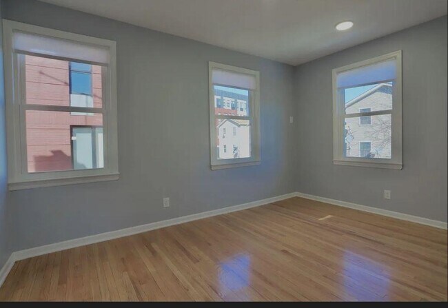 Building Photo - 146 Clarke Ave