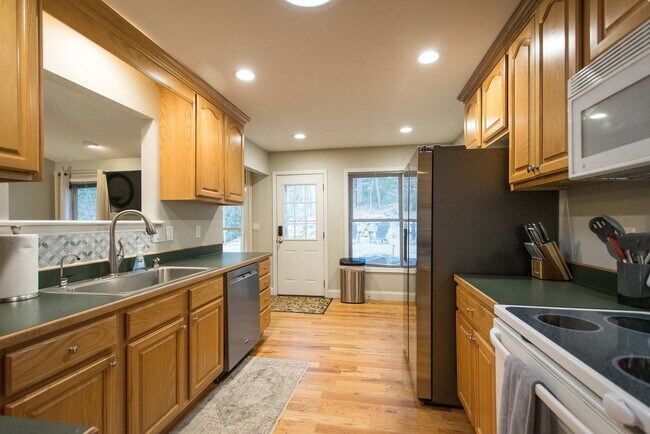 Building Photo - 10 Silver Springs Dr