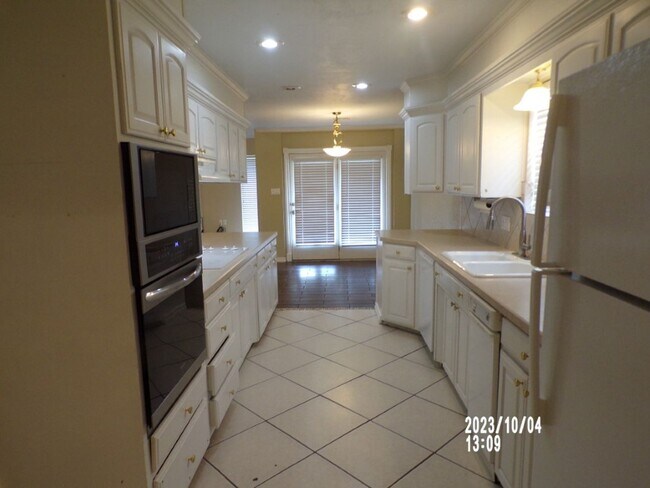 Building Photo - Large bedrooms, located on West side of town