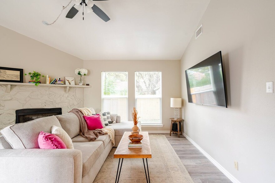 Lots of natural lights - 6307 Okner Ln