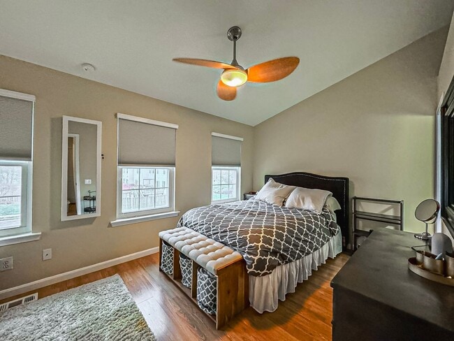 Building Photo - Light-filled and Spacious 3 Bed 2 Bath Tow...