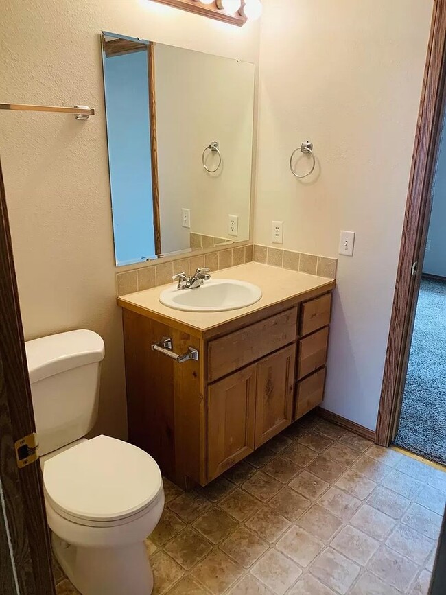 Building Photo - Centrally Located 2 Bedroom 1.5 Bathroom T...