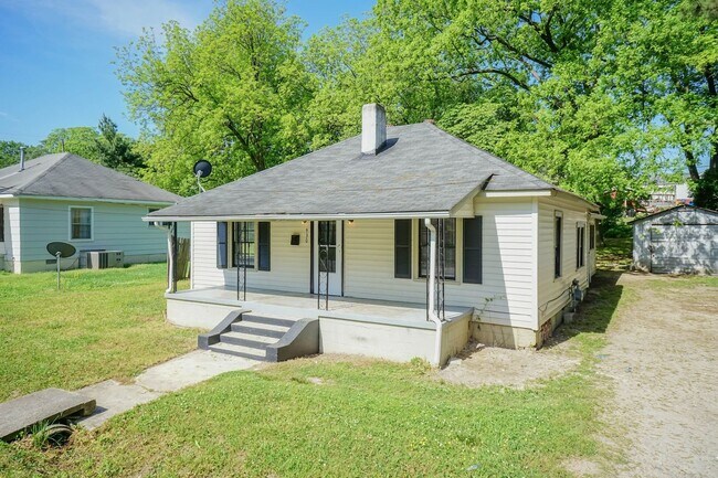 Building Photo - Beautiful Three Bedroom Home!
