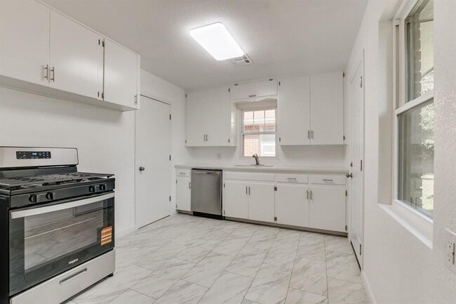 Building Photo - 2725 Texoma Dr