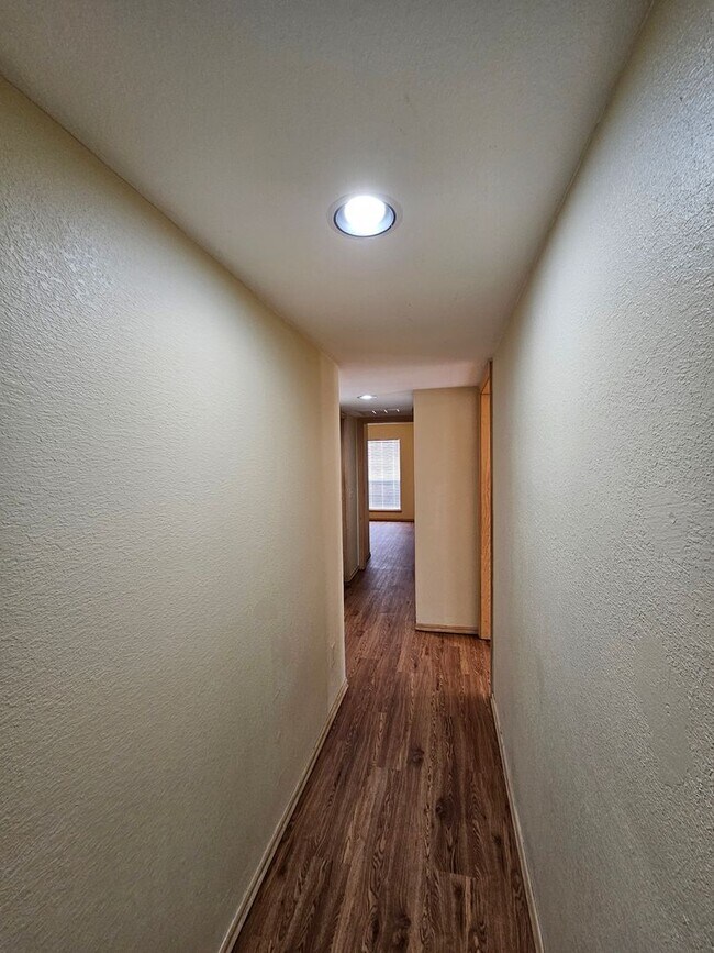 Building Photo - (4)Bed/(3)Bath in Moore w/ Shelter! Available NOW! Over 1700sqft!