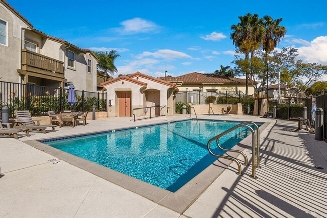 Building Photo - Beautiful Townhome in Rancho Carrillo!