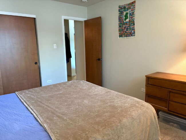 Building Photo - Immediate Availability! Wonderful 1 Bed Co...