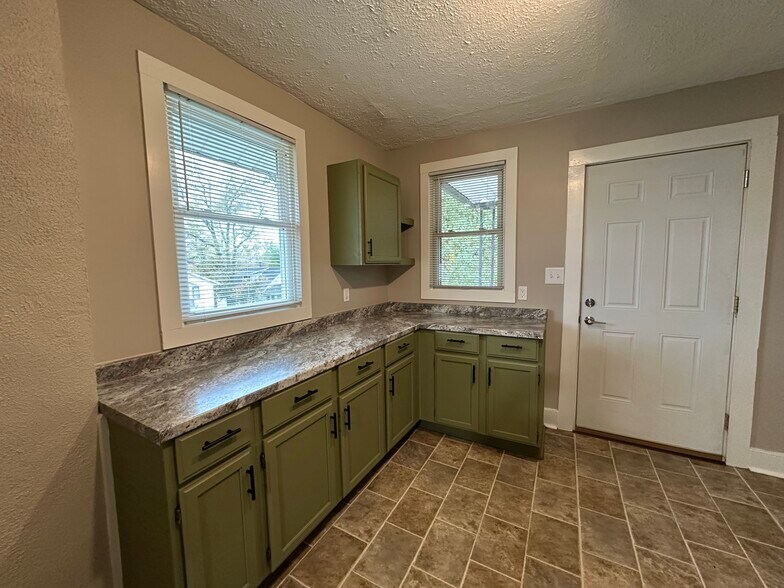 Building Photo - 424 Cherry St