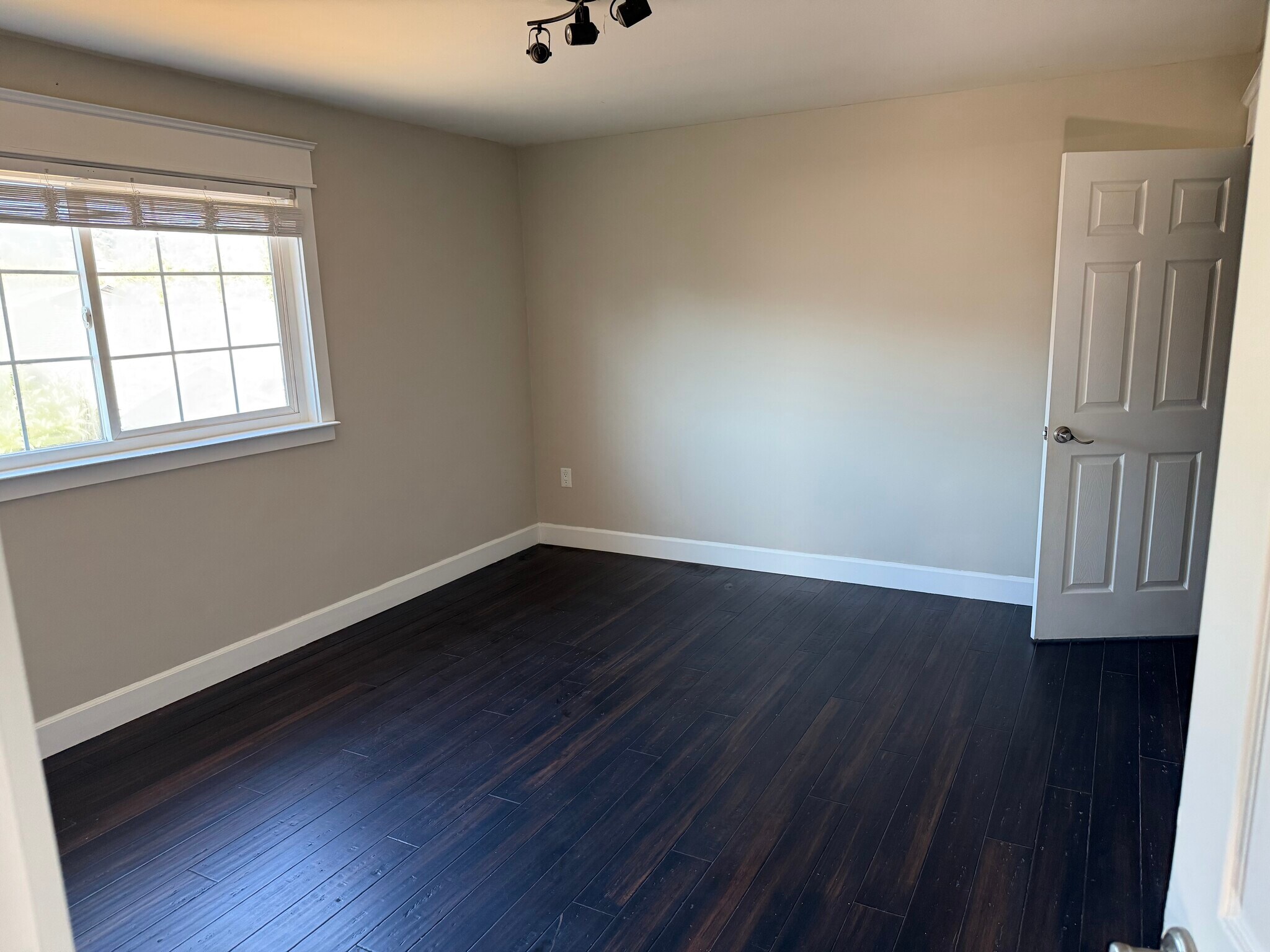 Building Photo - 486 Waskow Dr