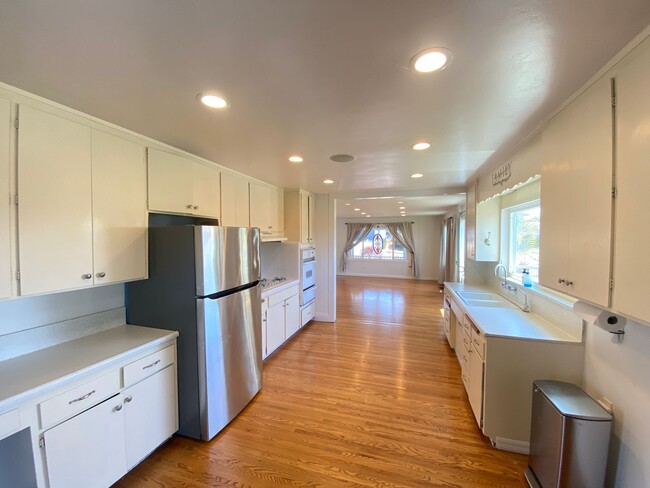 Building Photo - Unique 4 Bedroom 2 bath Guest Home in Ocea...