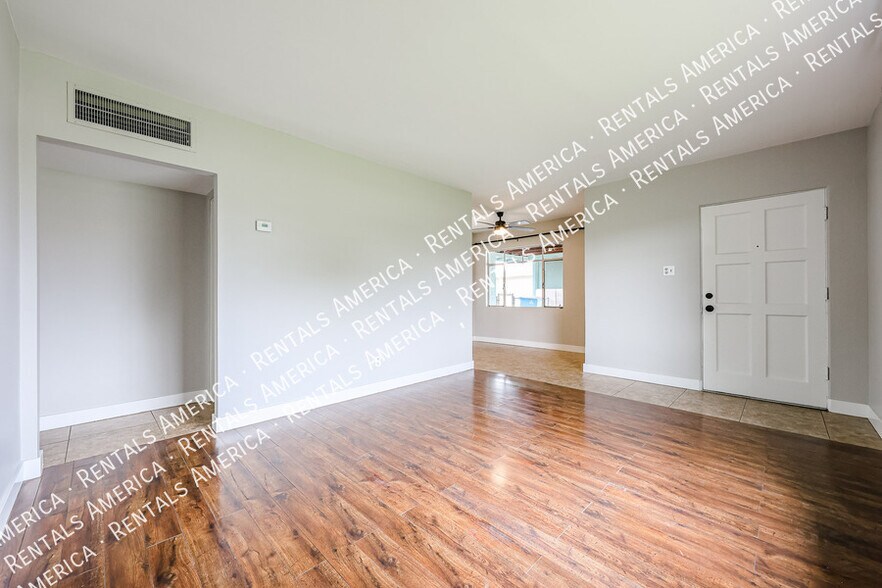Building Photo - 1723 W Indianola Ave