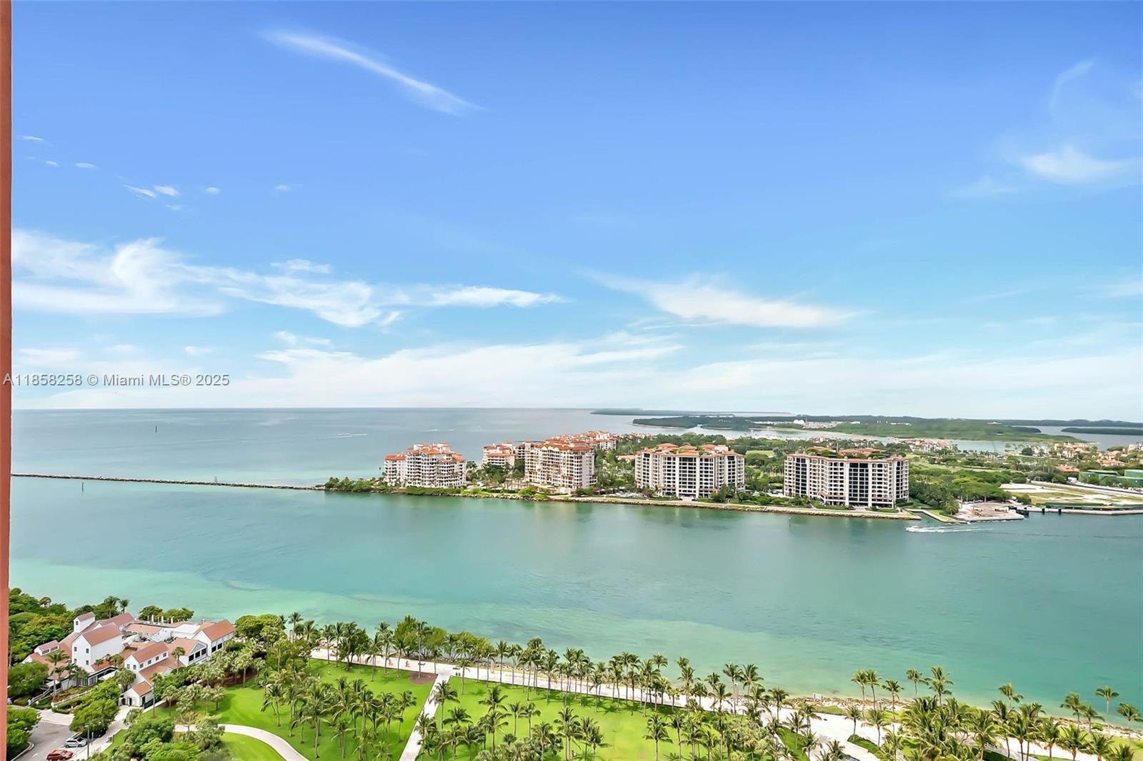 Building Photo - 300 S Pointe Dr