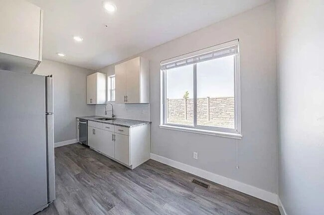 Building Photo - 676 Carlow Dr