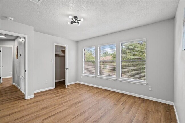 Building Photo - 2411 Glen Field Dr