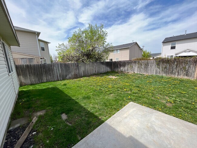 Building Photo - 13852 Paraiso Ave