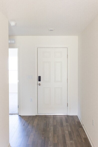 Building Photo - 721 Hillview Loop