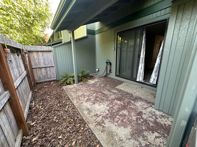 Private back patio - 1103 SE Excalibur Dr