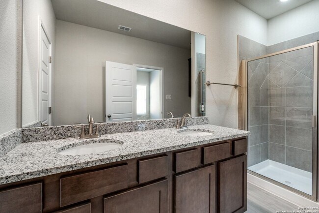 Building Photo - Stunning New Duplex Home in Seguin