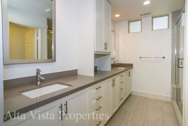 Building Photo - Beautiful Townhome centrally located in Mi...