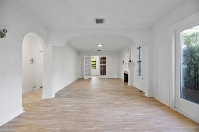 Building Photo - 1139 Venetia Ave