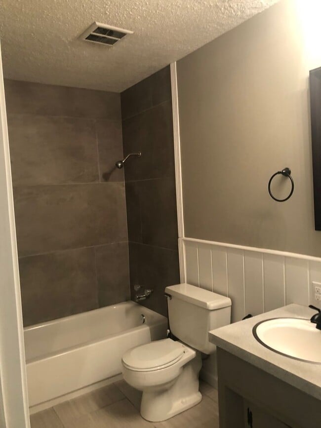 Building Photo - Newly remodeled 2 bedroom duplex in SW Spr...