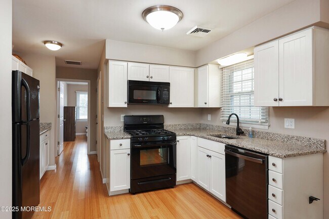 Building Photo - 41 Longpoint Dr